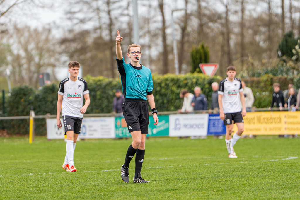 Fußball I Herren I Saison 2025-2026 I Kreisliga VEC I 22. Spieltag I SC SW Bakum - SV Falke Steinfeld I 24414 | jns.sportfotos - Realisiert mit Pictrs.com