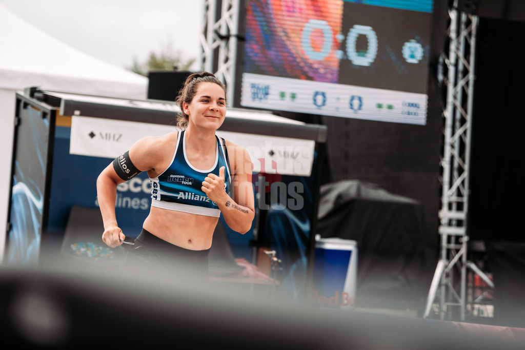 Beachvolleyball | Frauen | Allianz German Beach Tour 2024 | Tourstop Kühlungsborn 2 | 17.08.2024 | Anna-Lena Grüne läuft in die Arena ein