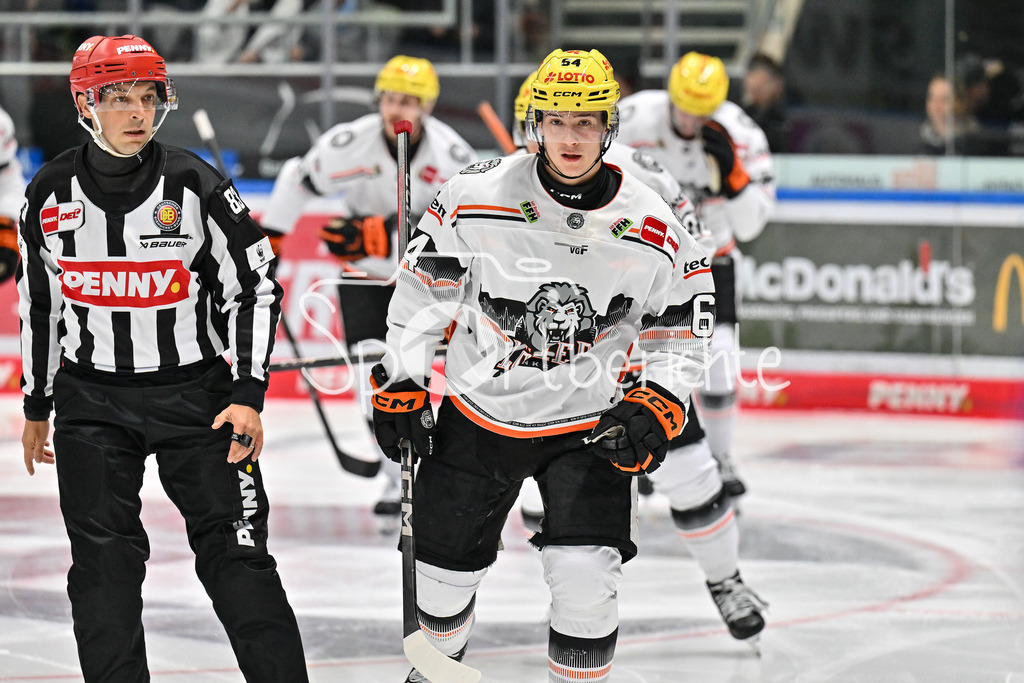 Augsburger Panther - Löwen Frankfurt | Jubel der Gaeste nach dem Anschlusstreffer zum 3-1 druch Markus SCHWEIGER (Löwen Frankfurt #64) / Freude / happy / Tor / Treffer / Torschuetze / DEL: Augsburger Panther - Löwen Frankfurt, Curt Frenzel Stadiom am 11.10.2024