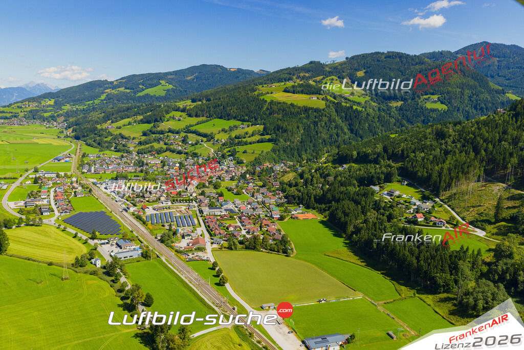 Luftaufnahme der Stadt Öblarn - Die Luftaufnahme wurde 2025 vom UL-Flugzeug heraus erstellt ( keine Drohne ) - Hochauflösende Luftaufnahme - für professionelle Ausdrucke geeignet. Die Geschenkidee !Mit Lizenz und Bildrechte bestellbar