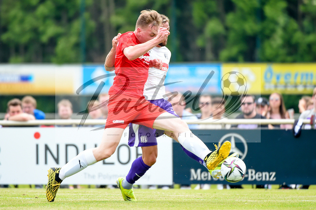 BSBOSN_20210626_0056 | Fussball, Herren: Leonard Hedemann (TuS Bersenbrueck) und Marc Heider (VfL Osnabrueck) im Zweikampf beim Testspiel zwischen TuS Bersenbrueck und VfL Osnabrueck im Hasestadion am 26.06.2021 in Bersenbrueck, Deutschland. - Realisiert mit Pictrs.com
