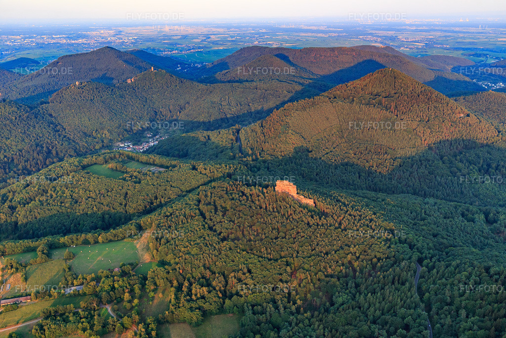 Luftbild: Asselstein von Westen in Annweiler am Trifels im Bundesland Rheinland-Pfalz in Deutschland. Foto: IMG_109276.jpg vom 27.07.2018 durch Werner Riehm/FLY-FOTO.de