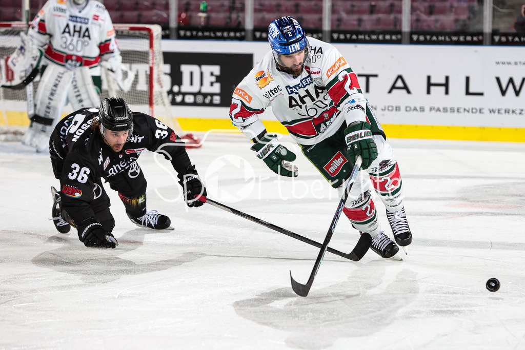 Kölner Haie - Augsburger Panther | Andreas THURESSON (KEC #36) im Duell mit Braden LAMB (AEV #2)