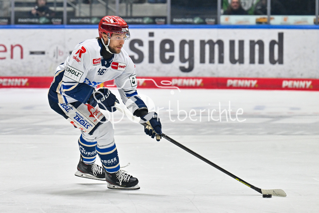 Augsburger Panther - Schwenninger Wild Wings | AUGSBURG, DEUTSCHLAND - 2. NOVEMBER: am Puck Eric MARTINSSON (Schwenninger Wild Wings 46)  / Einzelfoto / Freisteller beim Ligaspiel zwischen den Augsburger Panthern und den Schwenninger Wild Wings am 17. Spieltag der Penny DEL im Curt Frenzel Stadion am 02.11.2025