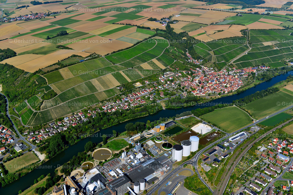 3650353 | FRICKENHAUSEN AM MAIN 31.08.2016 Ortskern am Rande von Weinbergen und Winzer- Gütern im Weinbaugebiet in Frickenhausen am Main im Bundesland Bayern, Deutschland // Town center on the edge of vineyards and wineries in the wine-growing area in Frickenhausen am Main in the state Bavaria, Germany Foto: Gerhard Launer