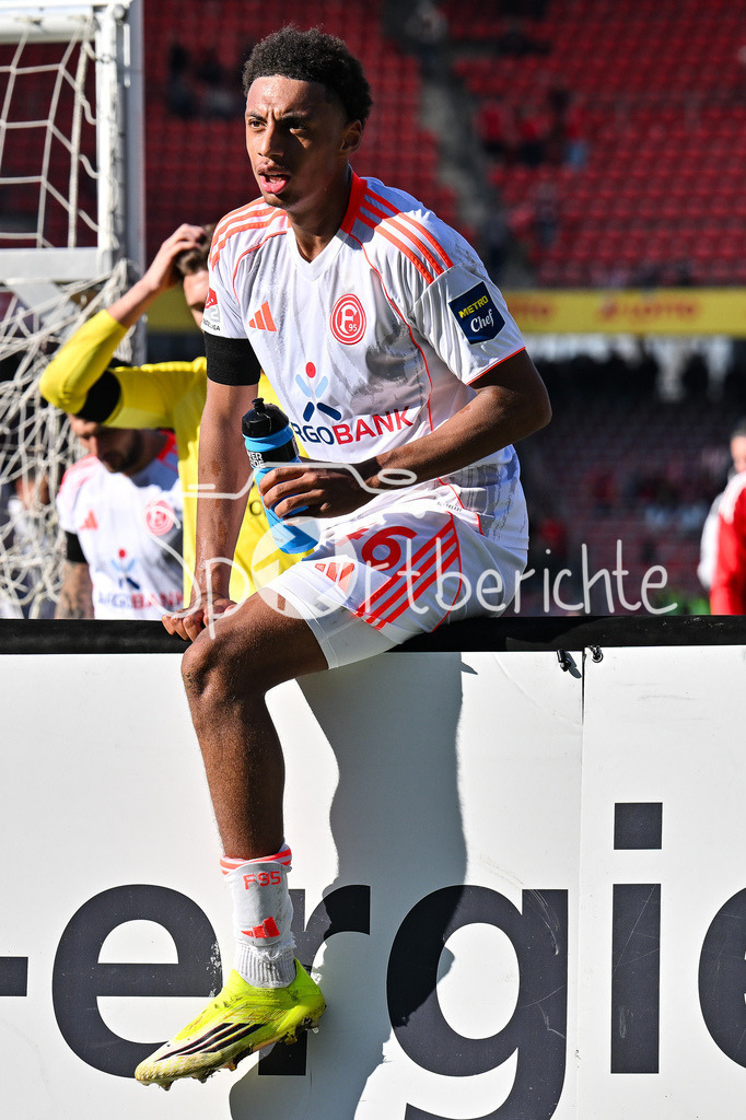 1. FC Nürnberg - Fortuna Düsseldorf | NUREMBERG, GERMANY - 07. MARCH:  im Bild  Sima SUSO (Fortuna Düsseldorf 46) der über die Bande steigt / Einzelfoto / Freisteller nach dem Match zwischen dem 1. FC Nürnberg und Fortuna Düsseldorf am 25. Spieltag der 2. Bundesliga im Max Morlock Stadion / DFL REGULATIONS PROHIBIT ANY USE OF PHOTOGRAPHS AS IMAGE SEQUENCES AND/OR QUASI-VIDEO