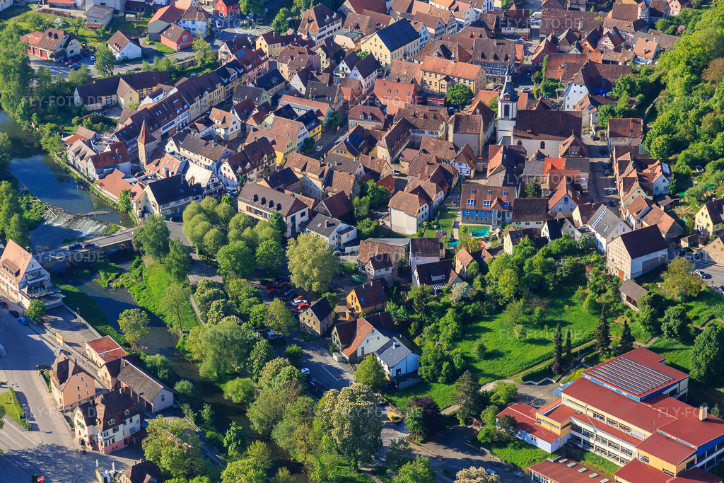 Luftbild: Altstadt aus Norden am Morgen mit Schlosserturm, Kirche St. Peter und Paul und Tauberturm in Creglingen im Bundesland Baden-Württemberg in Deutschland.Foto: IMG_146466.jpg vom 10.05.2025 durch Werner Riehm/FLY-FOTO.deEvangelische Kirchengemeinde CreglingenTauberlogde