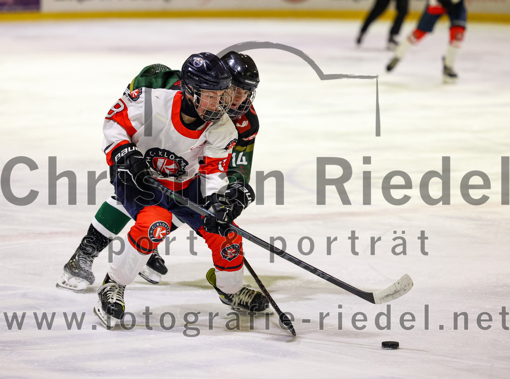 2022-12-04_048_TSV_Erding_gegen_EHC_Klostersee | Erding, Deutschland, 04.12.2022:
Eishockey, Bayernliga U17 2022 / 2023, 11. Spieltag, TSV Erding gegen EHC Klostersee, Endergebnis: 3:5

Tobias Nettesheim (EHC Klostersee, #8), Elias Mohyla (Erding Gladiators, #14)

Foto: Christian Riedel / fotografie-riedel.net