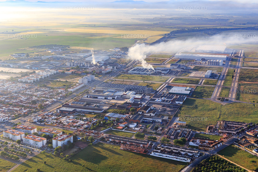 Vue aérienne: Zone industrielle partiellement développée au sud-ouest avec Polígono Aceitunero à Dos Hermanas dans le département Séville, Espagne. Photo: IMG_145700.jpg prise le 22/04/2025 par Werner Riehm/FLY-FOTO.euRésolution de l'original: 5242 x 3495 px