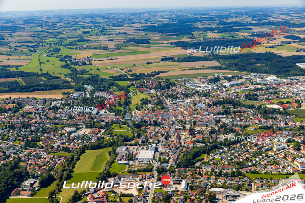 Luftaufnahme der Stadt Vilsbiburg - Die Luftaufnahme wurde 2025 vom UL-Flugzeug heraus erstellt ( keine Drohne ) - Hochauflösende Luftaufnahme - für professionelle Ausdrucke geeignet. Die Geschenkidee !Mit Lizenz und Bildrechte bestellbar