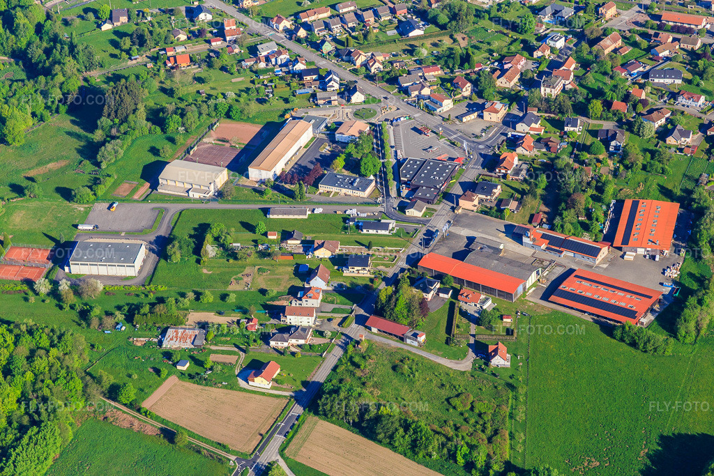Aerial view: Furniture carpentry Philippe Krebs in Lemberg in the state Moselle, France. – Photo: IMG_146058.jpg taken on 05/01/2025 by Werner Riehm/FLY-FOTO.com – Resolution of the original: 5472 x 3648 px