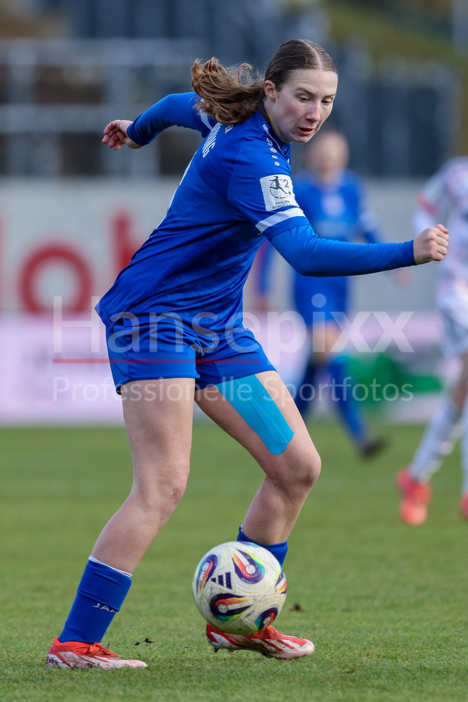 Fussball, 2. Frauen-Bundesliga, SV Meppen - FC Bayern München II | Laura Bröring (SV Meppen, 6) am Ball, Einzelbild, Ganzkörper, Aktion, Action, Spielszene, DIE DFB-RICHTLINIEN UNTERSAGEN JEGLICHE NUTZUNG VON FOTOS ALS SEQUENZBILDER UND/ODER VIDEOÄHNLICHE FOTOSTRECKEN. DFB REGULATIONS PROHIBIT ANY USE OF PHOTOGRAPHS AS IMAGE SEQUENCES AND/OR QUASI-VIDEO.
