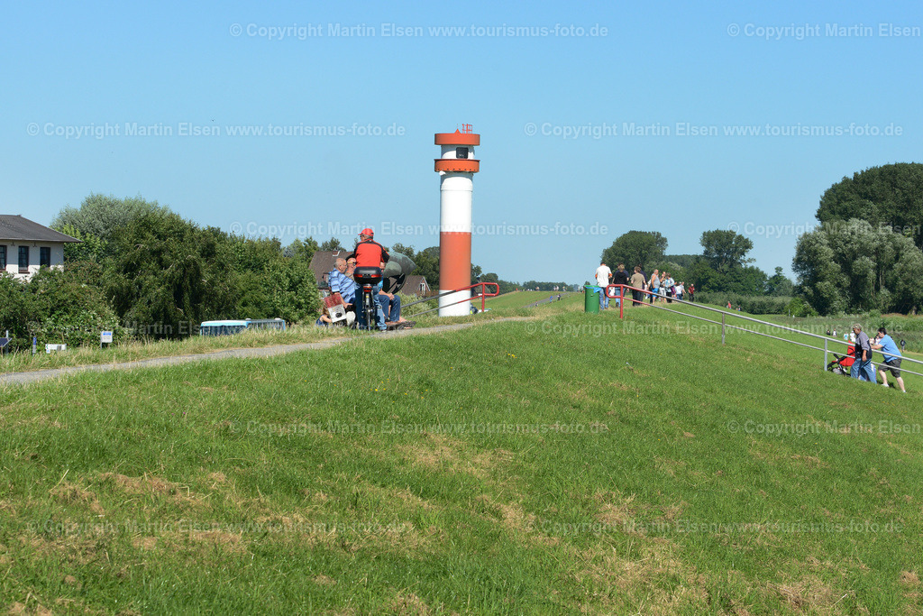 KrautsandELS_7969120812a | Kehdingen - Aufnahmedatum: 12.08.2012, Aufnahmehöhe:  m, Koordinaten:  - , Bildgröße: 7360 x  4912 Pixel - Copyright 2012 by Martin Elsen, Kontakt: Tel.: +49 157 74581206, E-Mail: info@schoenes-foto.deSchlagwörter: Elbe, Krautsand,Drochtersen,Deich,Leuchtturm,Tidenkieker, - Realisiert mit Pictrs.com