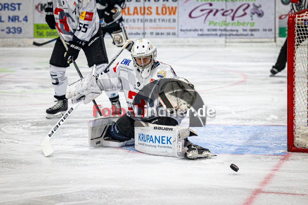 TSV Peißenberg MINERS gegen HC Landsberg RIVERKINGS | Eishockey Bayernliga Herren Vorrunde 2024/25, TSV Peißenberg MINERS gegen HC Landsberg RIVERKINGS, 20241108,Moritz BORST (HCL Goali 32) in Aktion,2024-11-08 in Peißenberg (Eisstadion Peißenberg)Moritz BORST (HCL Goali 32)Copyright: WolfgangxLindner foto-lindner.de
