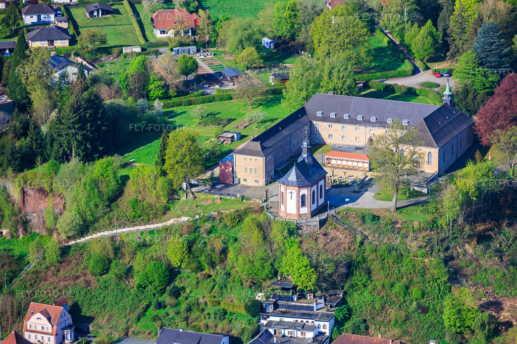 Luftbild: Heilig-Kreuz-Kapelle vor dem Wallfahrtskloster Blieskastel und der Klosterkirche Mater Dolorosa in Blieskastel im Bundesland Saarland in Deutschland.Foto: IMG_154883.jpg vom 18.04.2026 durch Werner Riehm/FLY-FOTO.deAuflösung des Originals: 5851 x 3901 pxWallfahrtskloster der Minoriten Blieskastel – Unsere Liebe Frau mit den Pfeilen