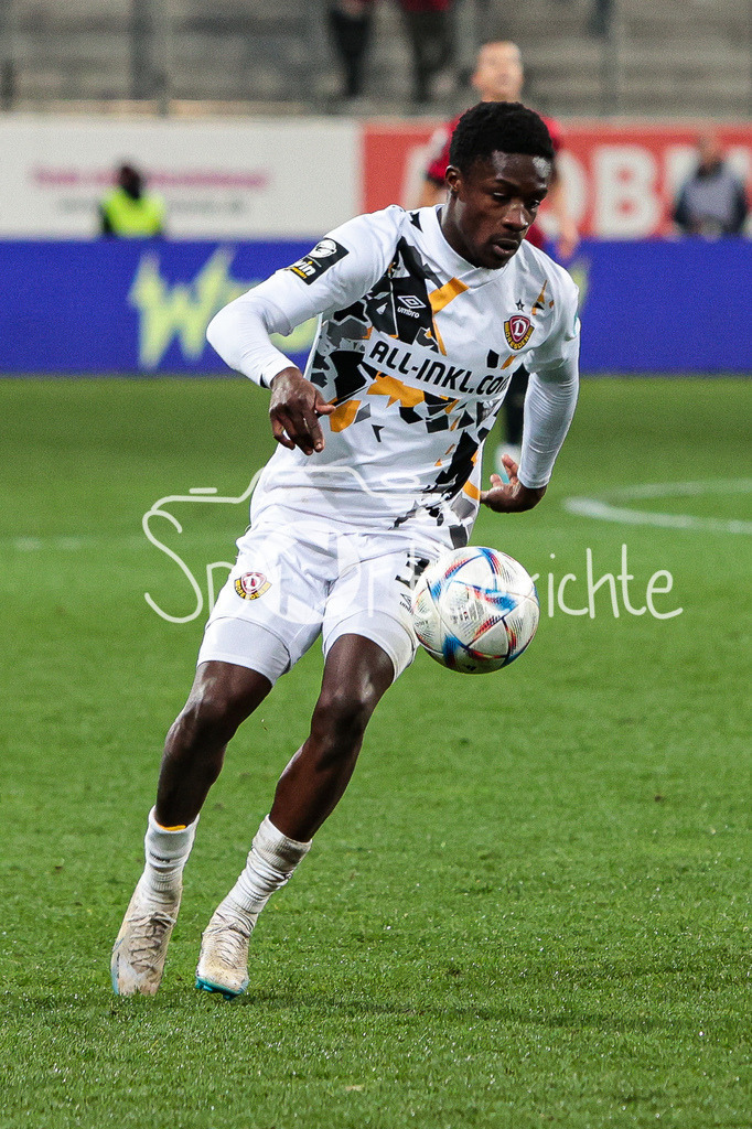 FC Ingolstadt - Dynamo Dresden | Christian Joe CONTEH (SGD #32) am Ball / Freisteller / Einzelfoto