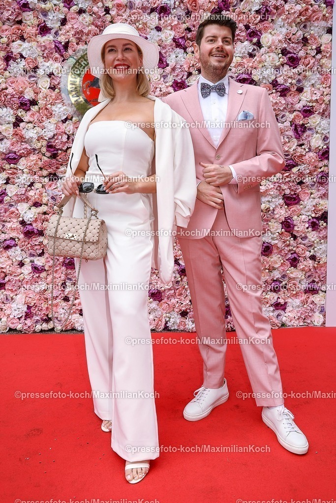 HanPromi24082500013 | 2025.08.24, Promis beim Audi-Ascot-Renntag auf der Galopprennbahn Neue Bult in Hannover. Die Gäste genießen die elegante Atmosphäre beim Pferderennen. Rene Oliver (Fernsehkoch) und Miriam Behrens (links) Schwört auf die Abnehmspritze 