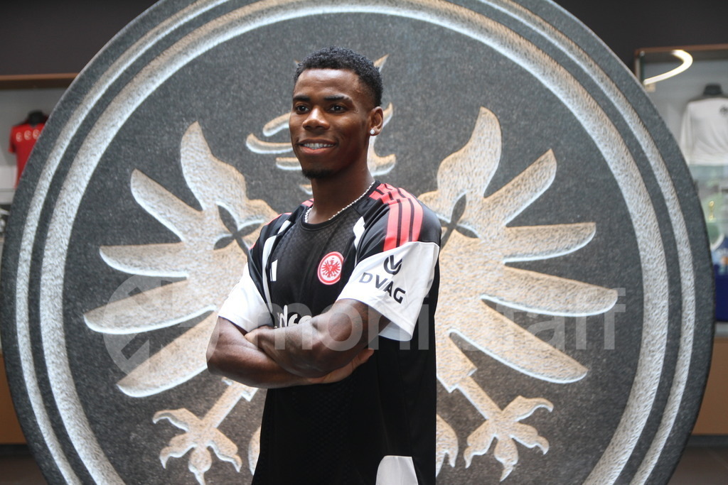 Raphael_Onyedika | Online-Shop | monipfaff.de - Realisiert mit Pictrs.com
