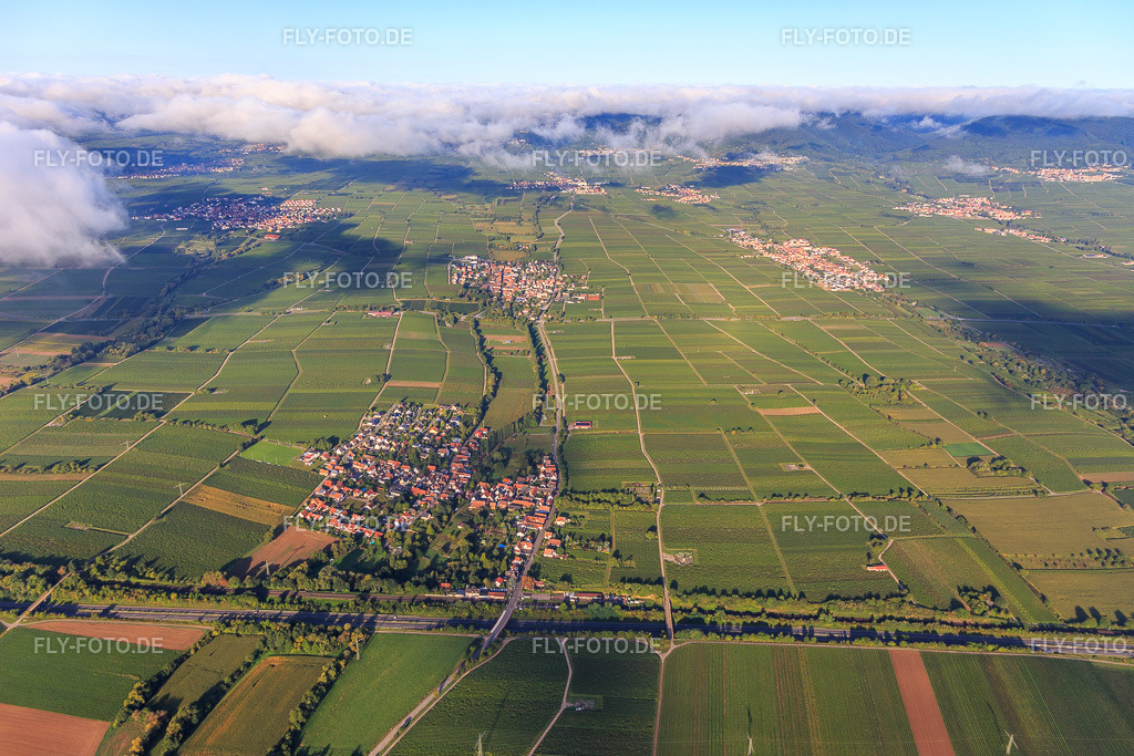 Dorfansicht an der A65 aus Osten | Luftbild: Dorfansicht an der A65 aus Osten in Knöringen im Bundesland Rheinland-Pfalz in Deutschland. Foto: IMG_103372.jpg vom 10.09.2017 durch Werner Riehm/FLY-FOTO.de - Realisiert mit Pictrs.com