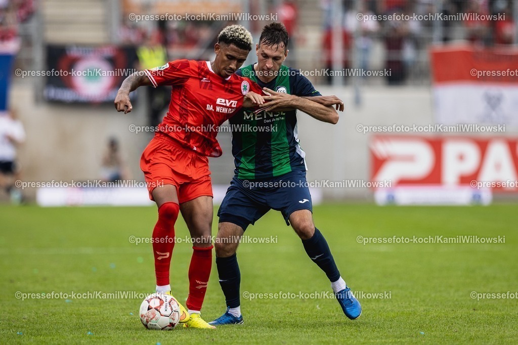 xKWI26072501060 | 26.07.2025, xkwix, Fußball, Regionalliga-West, Rot-Weiß Oberhausen - FC Gütersloh, Stadion Niederrhein: Fynn Arkenberg ( FC Gütersloh #33 ) im Zweikampf gegen Eric Gueye (Rot-Weiß Oberhausen #11) 
