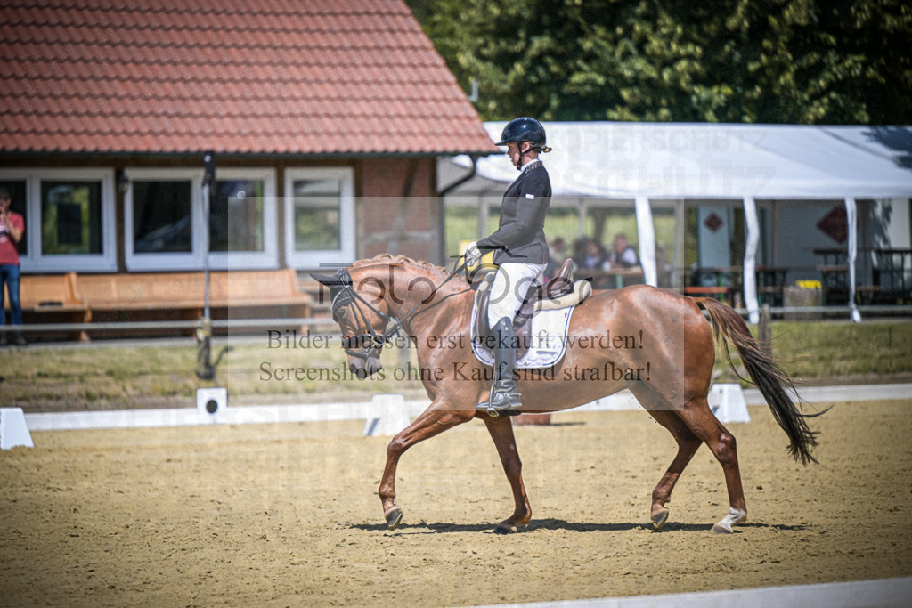 DOS_5350 | Entdecke hochwertige Reitturnierfotos von Foto Oger. Professionell, emotional und authentisch – jetzt Lieblingsmomente im Shop bestellen.Deutschlandweite Turnierfotografie. - Realisiert mit Pictrs.com