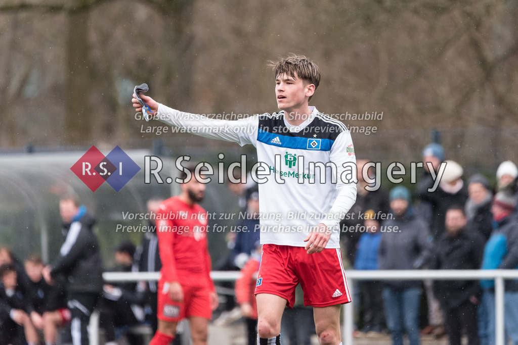 Fußball, Saison 2022/23, Regionalliga Nord, Hamburger SV II (U21) - VfV Borussia 06 Hildesheim, Sportpark Eimsbüttel Stadion (Hamburg), 12.03.2023, 28. Spieltag | Maximilian Großer (#19, HSV II) reicht die Kapitänsbinde weiter.
