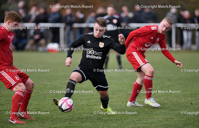 Fussball  Bezirksliga  2018/2019: SV Hirrlingen - FC Rottenburg | Fussball  Bezirksliga  2018/2019       24.11.2018SV Hirrlingen - FC RottenburgKevin Hartmann (Mitte, SV Hirrlingen) gegen Lukas Behr (li, FC Rottenburg) und Loris Zettel (re, FC Rottenburg)FOTO: ULMER PressebildagenturxxNOxMODELxRELEASExx