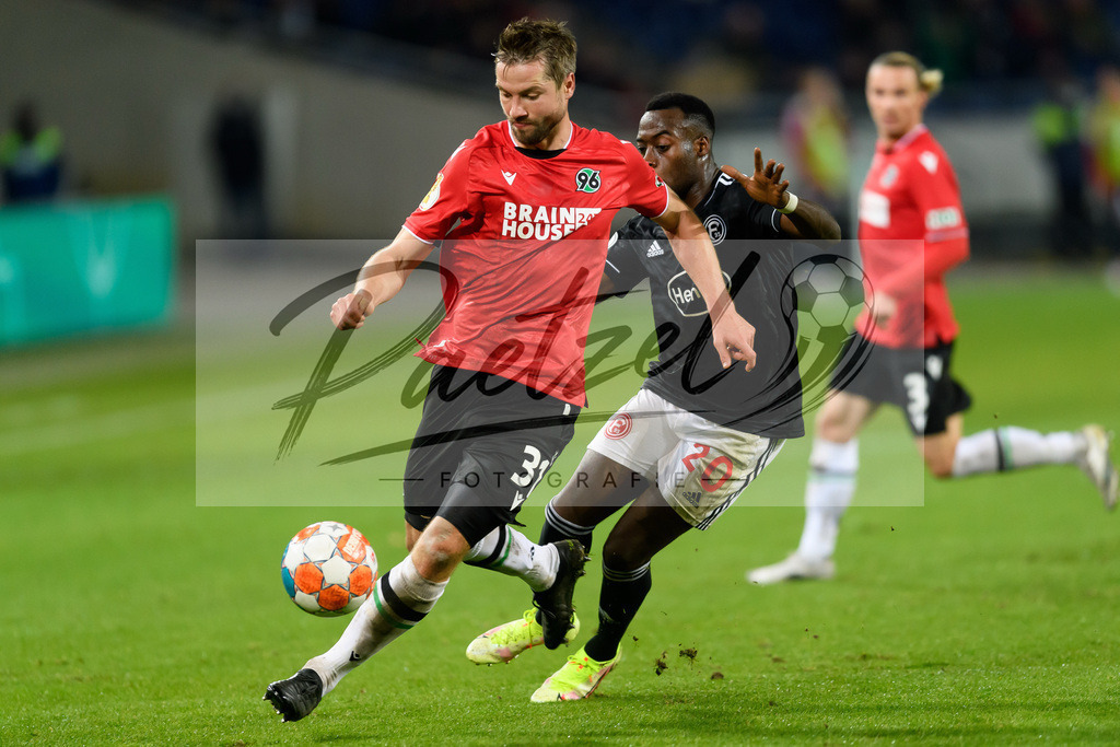 H96DUS20211027_049 | Fussball, Herren: Julian Boerner (Hannover 96) und Khaled Narey (Fortuna Duesseldorf) im Zweikampf bei dem Spiel der 2. Runde im DFB-Pokal zwischen Hannover 96 und Fortuna Duesseldorf in der HDI-Arena am 27.10.2021 in Hannover, Deutschland.DFB / DFL REGULATIONS PROHIBIT ANY USE OF PHOTOGRAPHS AS IMAGE SEQUENCES AND/OR QUASI-VIDEO. - Realisiert mit Pictrs.com
