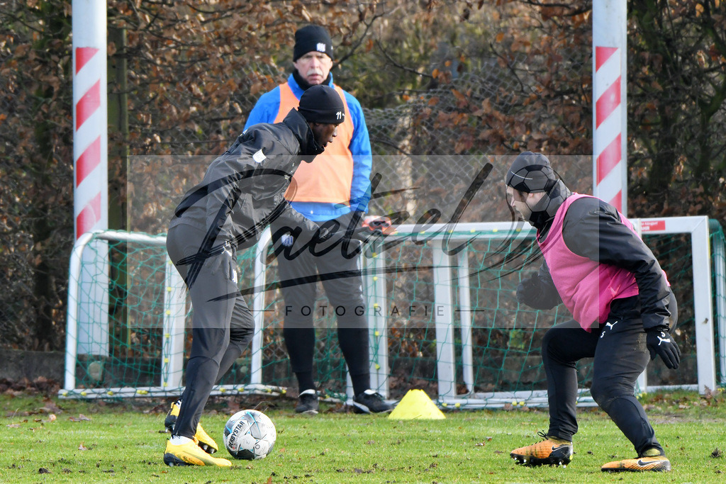 20200126_TRAOSN_0015 | Fußball, Herren: Assan Ceesay (VfL Osnabrück) und Konstantin Engel (VfL Osnabrück) im Zweikampf beim Training des VfL Osnabrück am 26.01.2020 im Sportpark Illoshöhe in Osnabrück, Deutschland.(Foto von Nico Paetzel) - Realisiert mit Pictrs.com