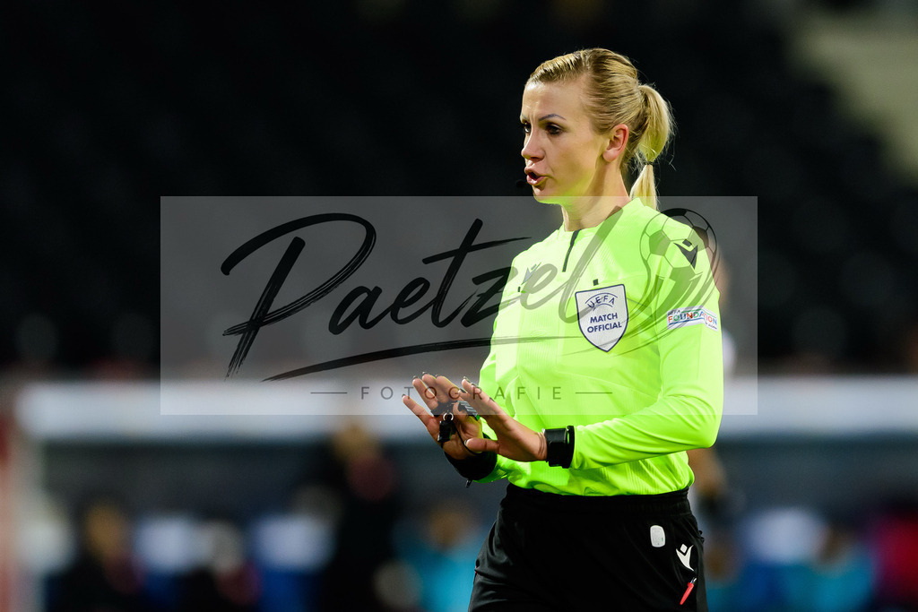 GERTUR20211126_148 | Fussball, Frauen: Schiedsrichterin Aleksandra Cesen gestikuliert, Gestik bei dem Spiel der WM-Qualifikation zwischen Deutschland und Tuerkei im Eintracht-Stadion am 26.11.2021 in Braunschweig, Deutschland. - Realisiert mit Pictrs.com