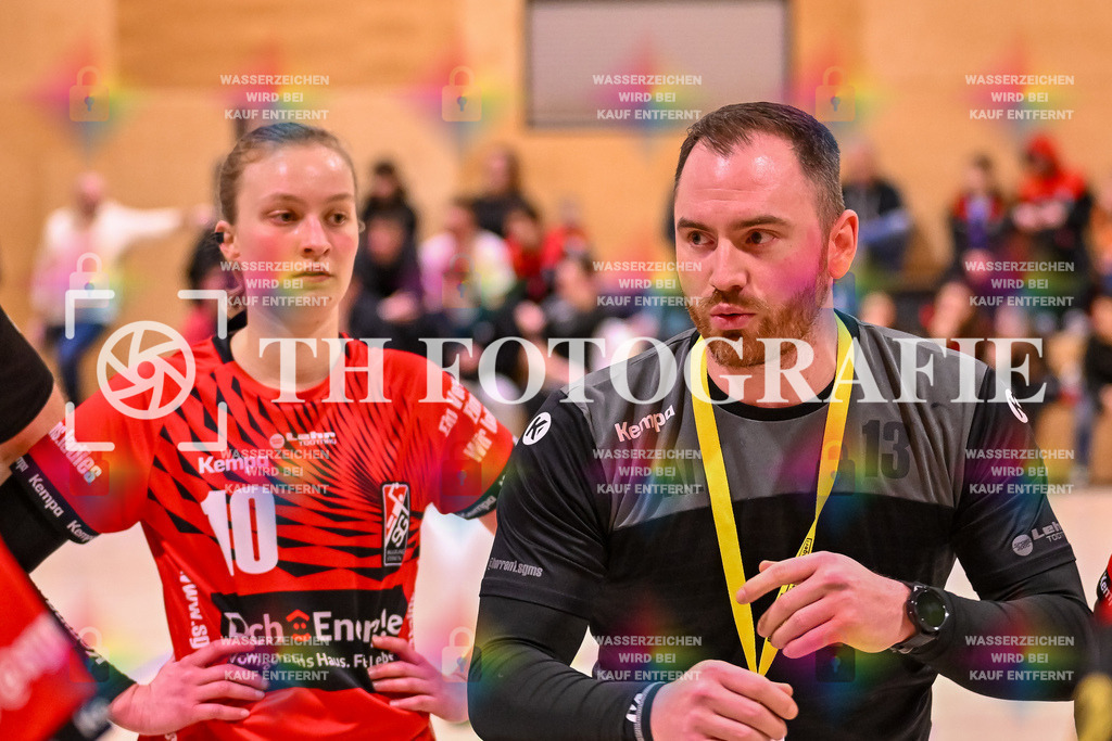 GER, SG Maulburg/Steinen - TuS Helmlingen, Handball, Suedbadenliga, 14. Spieltag, Saison 2023/2024, 17.02.2024 | Im Fokus André Leuchtmann (SG Maulburg Steinen, Trainer) bei der Ansprache wahrend einer  Auszeit. Amely Haas (SG Maulburg/Steinen, #10) hoert zu. 

GER, SG Maulburg/Steinen - TuS Helmlingen, Handball, Suedbadenliga, 14. Spieltag, Saison 2023/2024, 17.02.2024

Foto: TH Fotografie/Thomas Hess