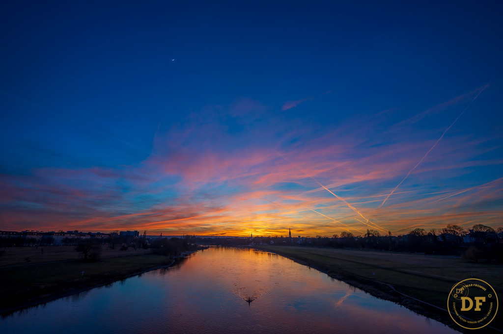 Sonnenuntergang über der Elbe | Geschenke, Wandbilder und Accessoires mit Motiven aus Dresden und anderen schönen Orten zur Verschönerung Deines zu Hauses und zum verschenken gewünscht? Wähle Deine Lieblingsbild auf dem Produkt Deiner Wahl. 