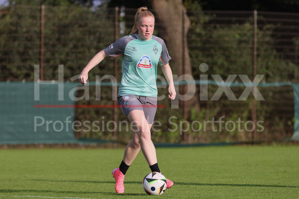 Fussball, Google Pixel Frauen-Bundesliga, Training SV Werder Bremen | v.li.: Jette Behrens (SV Werder Bremen, 39) am Ball, Freisteller, Einzelbild, Ganzkörper, Aktion, Action, Spielszene