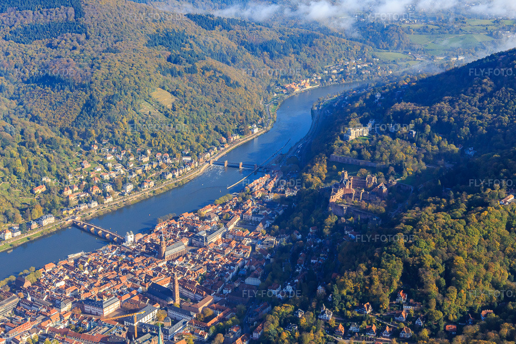 Luftbild: Altstadt am Neckartal mit Heidelberger Schloss aus Südwesten im Ortsteil Kernaltstadt in Heidelberg im Bundesland Baden-Württemberg in Deutschland. Foto: IMG_104195.jpg vom 31.10.2017 durch Werner Riehm/FLY-FOTO.de