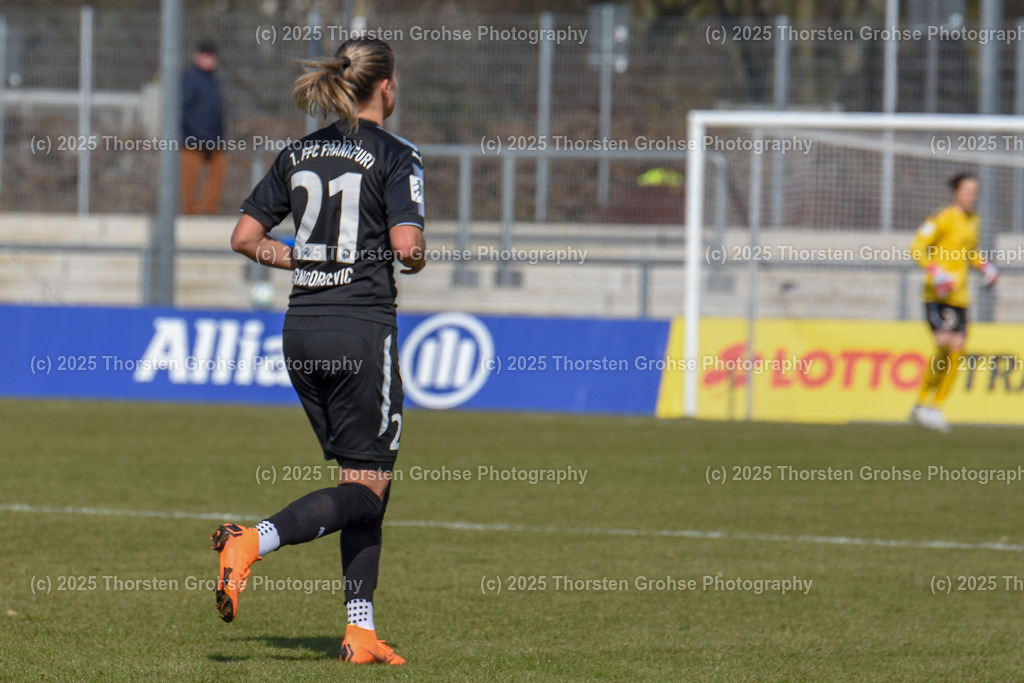 Fussball-BL Frauen 1. FFC Frankfurt vs. FF USV Jena | Crnogorcevic Ana-Maria #21 (1.FFC Frankfurt); Fussball-BL Frauen 1. FFC Frankfurt vs. FF USV Jena, Fussball-Bundesliga Frauen am 25.03.2018 im Stadion am Brentanobad in Frankfurt/Main, (Deutschland) - Realisiert mit Pictrs.com
