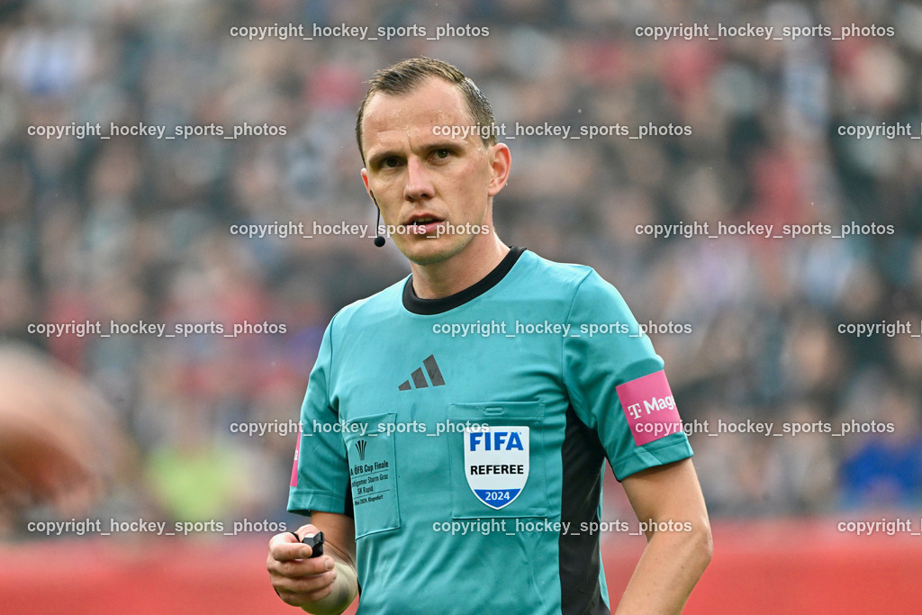 SK Puntigamer Sturm vs. SK Rapid Wien Siegerehrung, Impressionen | Sebastian Gishamer Referee, SK Puntigamer Sturm vs. SK Rapid Wien Siegerehrung, Impressionen, SK Puntigamer Sturm vs. SK Rapid Wien Siegerehrung, Impressionen am 01.05.2024 in Klagenfurt (Wörthersee Stadion ), Austria, (Photo by Bernd Stefan)
