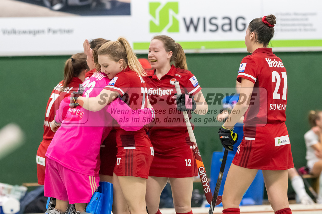 SFE_20230108_0107 | 1. Bundesliga Hockey Damen Rot-Weiss Köln - Düsseldorfer HC am 08.01.2023 in Köln (KTHC Stadion Rot-Weiss Köln Tennis and Hockey Club), Photo: Stephan Fehrmann 2022 (Sports-Gallery),Camille Nobis ( Rot-Weiss Köln #17 ) ,Rebecca Grote ( Rot-Weiss Köln #9 ) ,Lisa Höllriegl ( Torfrau Rot-Weiss Köln #23 )