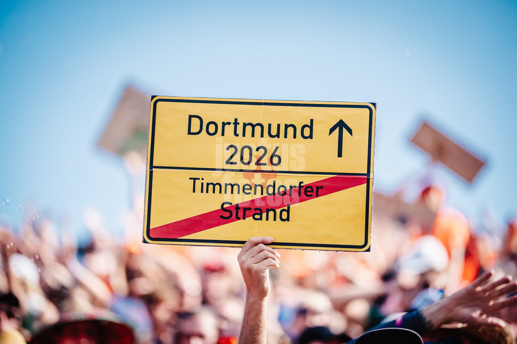 Beachvolleyball | Männer | Deutsche Meisterschaften 2025 Timmendorfer Strand | 06.09.2025 | Ein Schild mit Verweis auf den Umzug der Deutschen Meisterschaften nach Dortmund 2026, Timmendorfer Strand durchgestrichen