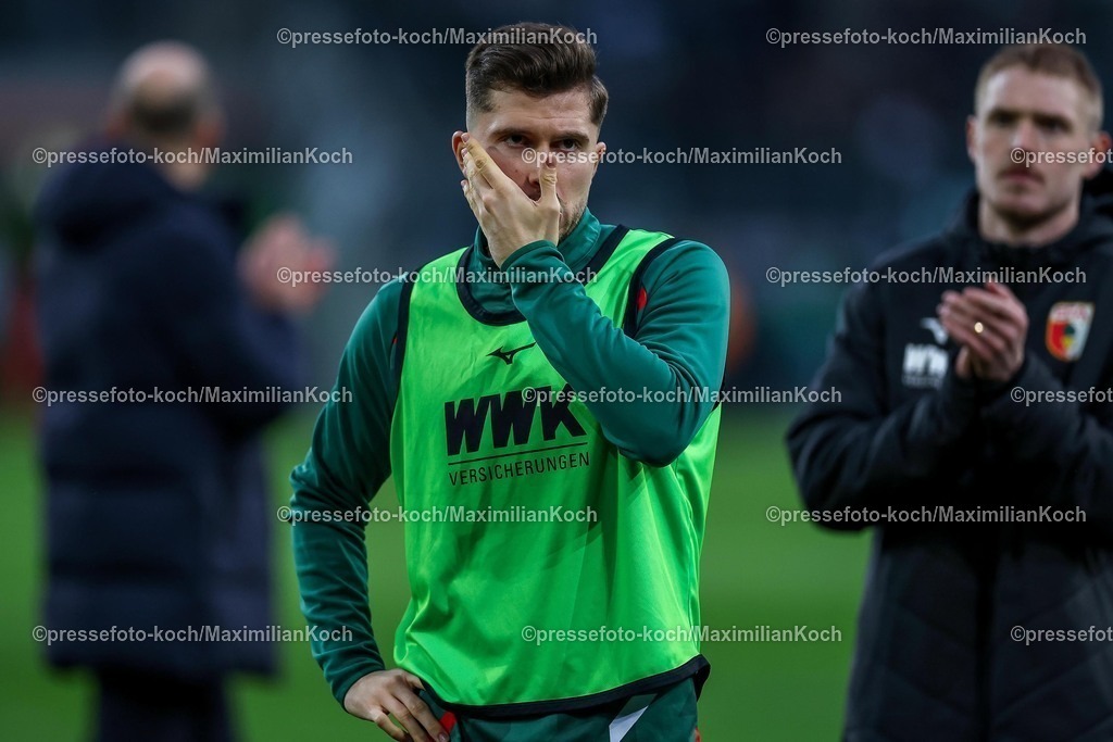 BMG21022502199 | 22.02.2025, Fußball, Borussia Mönchengladbach - FC Augsburg, 1. Fußball Bundesliga, Borussia-Park, Saison 2024 2025: Elvis Rexhbecaj (FC Augsburg #8)DFB regulations prohibit any use of photographs as image sequences and or quasi-video.