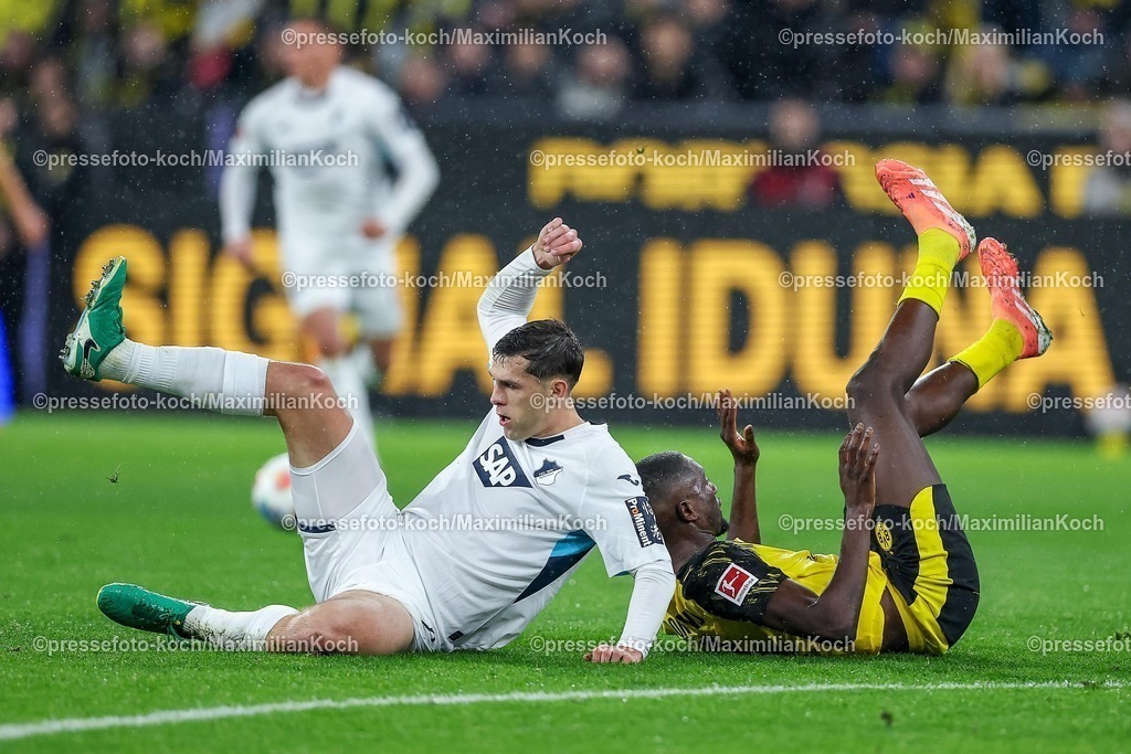 BVB07122501039 | 07.12.2025, Fußball, Borussia Dortmund - TSG 1899 Hoffenheimt, 1. Fußball Bundesliga, 13. Spieltag, Signal Iduna Park, Saison 2025 2026: Serhou Guirassy&nbsp;(BVB #09) wird im Zweikampf gegen   Robin Hranac&nbsp;(TSG Hoffenheim #02) vom Ball getrennt und liegt auf dem Rücken auf dem Spielfeld  DFB regulations prohibit any use of photographs as image sequences and or quasi-video.