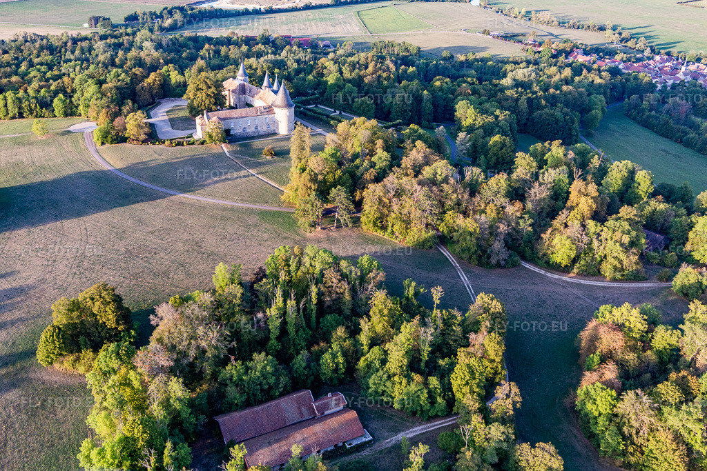 Vue aérienne: Château de Bourlémont à Frebécourt dans le département Vosges, France. Photo: IMG_118315.jpg prise le 15/09/2019 par Werner Riehm/FLY-FOTO.euRésolution de l'original: 5120 x 3413 px