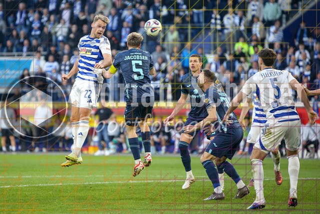 22.03.2026, GER, Fussball, Herren, 3. Liga, Saison 2025/2026, MSV Duisburg - 1860 München | Thilo Töpken (MSV Duisburg) und Thore Jacobsen (1860 München) im Kampf um den Ball 
