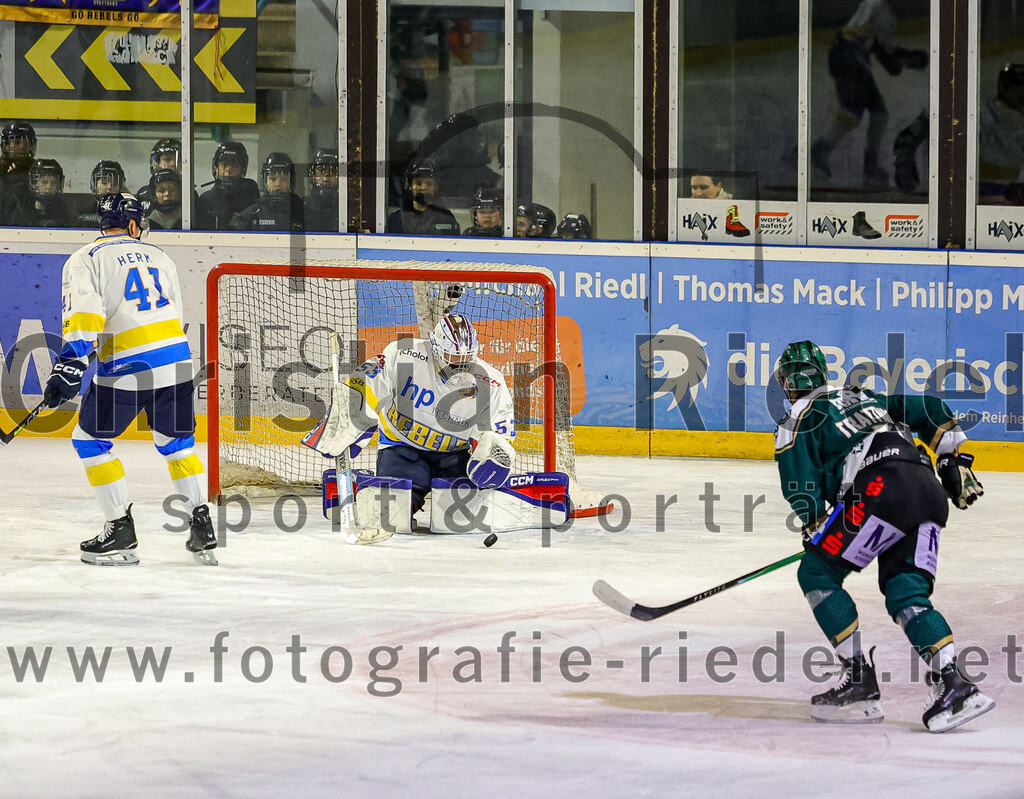 2025-12-05_079_TSV_Erding_gegen_Stuttgart_Rebels | Erding, Deutschland, 05.12.2025:Eishockey, Oberliga Süd 2025 / 2026, 23. Spieltag, TSV Erding gegen Stuttgart Rebels, Endergebnis: 5:6Jannik Herm (Stuttgart Rebels, #41), Kimi Saffran (Stuttgart Rebels, #53), Louis Trattner (Erding Gladiators, #7)Foto: Christian Riedel / fotografie-riedel.net