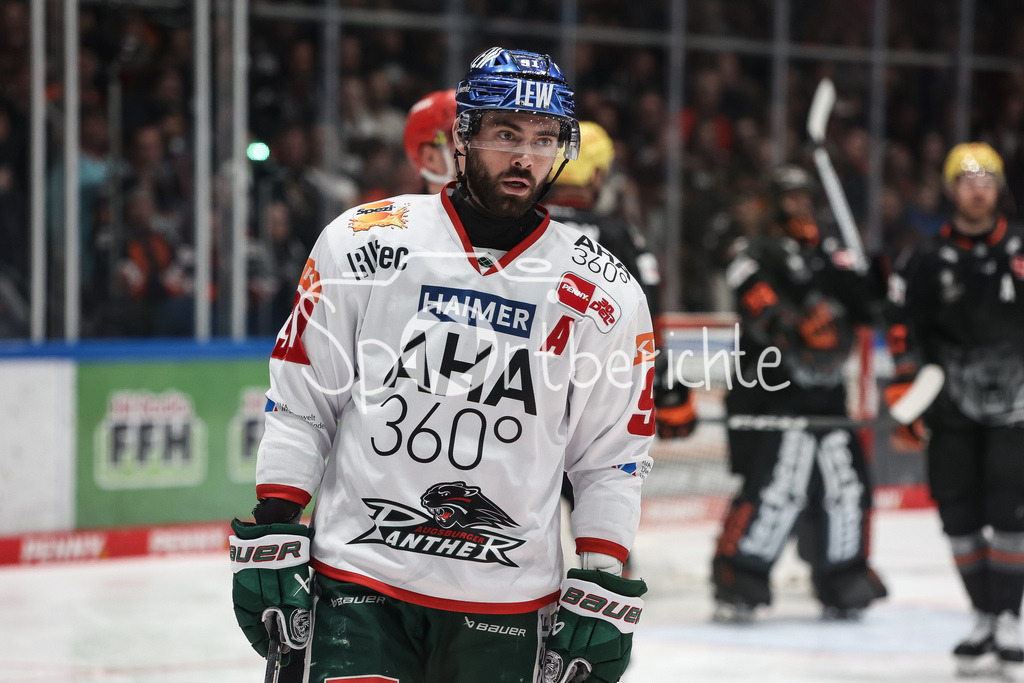 Löwen Frankfurt - Augsburger Panther | Luke ESPOSITO (AEV #91) schaut enttaeuscht / Einzelfoto / Freisteller / Traurig