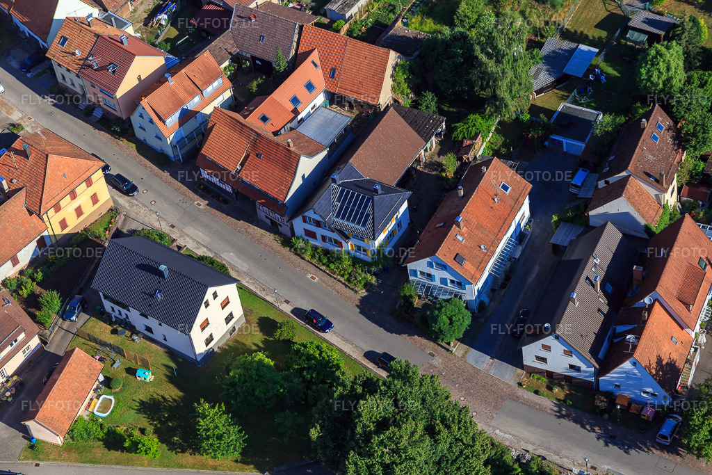 Luftbild: Lange Straße im Ortsteil Schluttenbach in Ettlingen im Bundesland Baden-Württemberg in Deutschland. Foto: IMG_084029.jpg vom 26.07.2015 durch Werner Riehm/FLY-FOTO.de