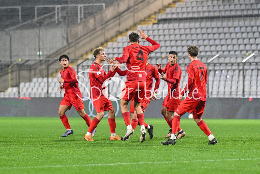 FC Bayern Amateure - FV Illertissen | Jubel der kleinen Bayern nach dem Trefferzum 1-1 durch Luca DENK (FC Bayern München II #6) / Freude / Happy / tor / torschuetze