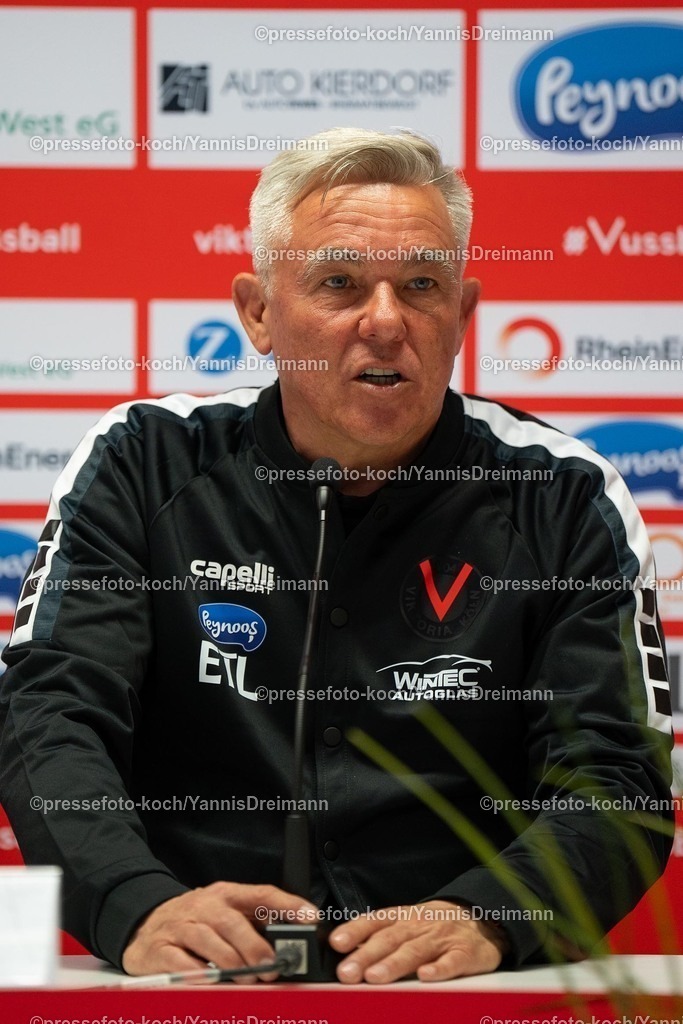 xydr05042501051 | 05.04.2025, xydrx, Fußball, Viktoria Köln - SpVgg Unterhaching , 3.Liga, Sportpark Höhenberg, Saison 2024 2025: Olaf Janßen (Cheftrainer Viktoria Köln) bei der Pressekonferenz nach dem Spiel DFB regulations prohibit any use of photographs as image sequences and or quasi-video.