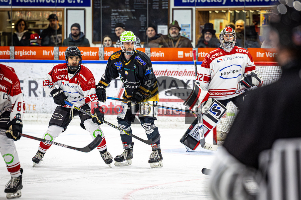 Peißenberg MINERS gegen EHC Königsbrunn LÖWEN | Eishockey Bayernliga 2025/26 Viertelfinale Spiel 4, Peißenberg MINERS gegen EHC Königsbrunn LÖWEN, 20260215,Jonas LAUTENBACHER (MINERS 12) vor derm Tor,2026-02-15 in Peißenberg (flatbuy Arena Peißenberg), Nicolas BAUR (EHC Königsbrunn 55), Jonas LAUTENBACHER (MINERS 12), Stefan VAJS (EHC Königsbrunn Goalie 32)Copyright: WolfgangxLindner www.foto-lindner.de