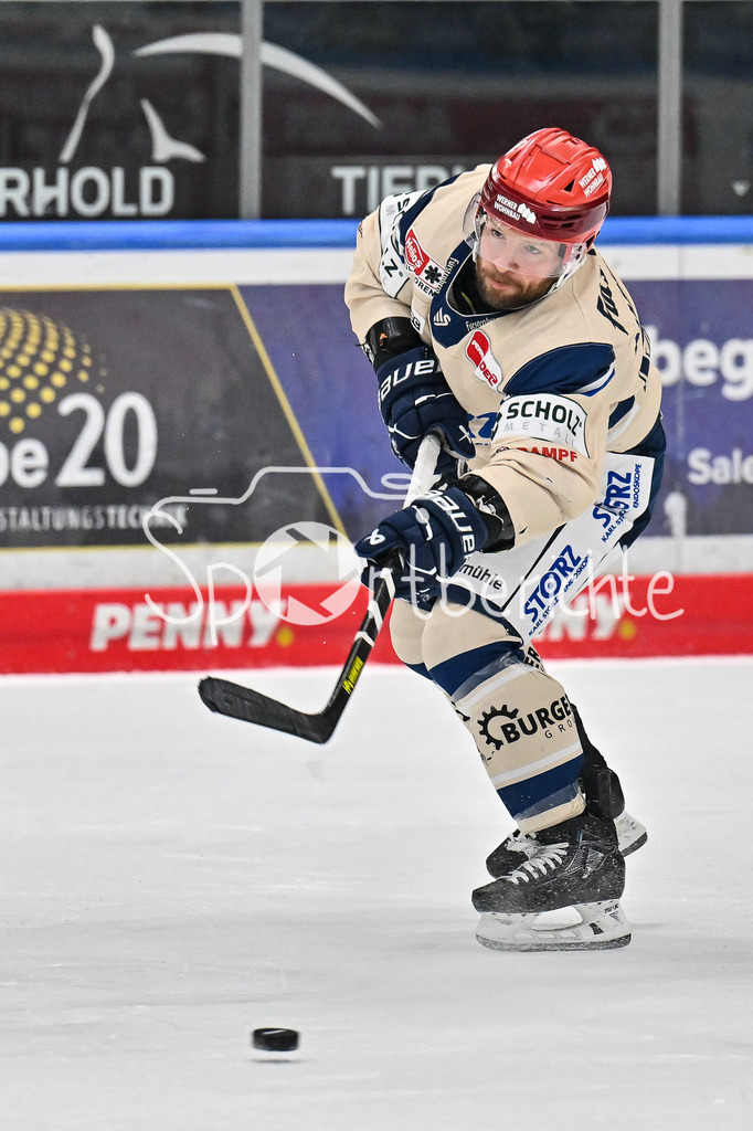 Augsburger Panther - Schwenninger Wild Wings | in dieser Szene spielt Benjamin MARSHALL (Schwenninger Wild Wings 54) einen Pass / DEL: Augsburger Panther - Schwenninger Wild Wings, Curt Frenzel Stadion am 02.02.2025