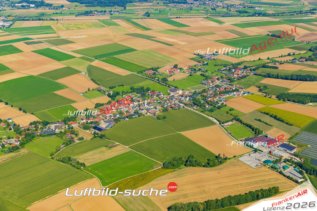Schrägluftbild  Hofkirchen  Laberweinting - Das Luftbild wurde 2025 vom UL-Flugzeug heraus erstellt ( keine Drohne ) - Hochauflösende Luftaufnahme -Nicht vergleichbar mit Google Maps oder Satelittenbilder- Die Geschenkidee !Mit Lizenz und Bildrechte bestellbar